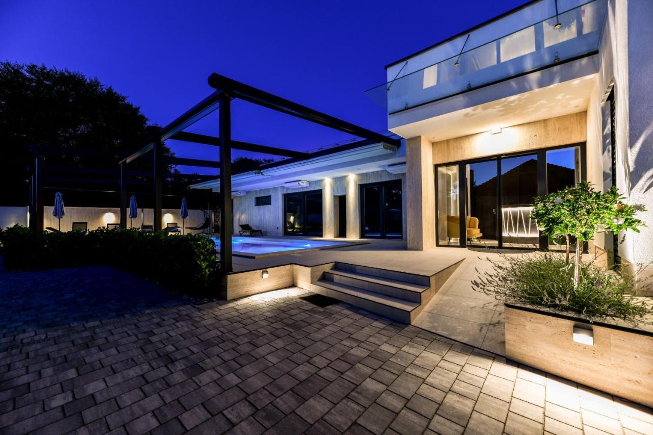 Crowonder Apartments & Rooms Oaza With Heated Swimming Pool And Sauna Turanj Extérieur photo